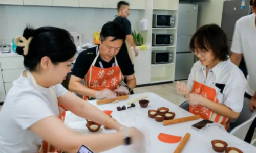 新址周岁，月满情浓 | 一场苏式豆沙月饼里的伯豪温度